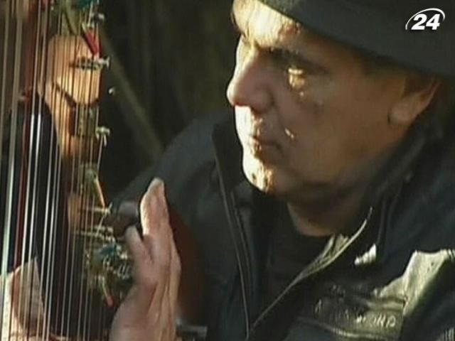 Австралиец превращает мусор на арфы Австралиец превращает мусор на арфы