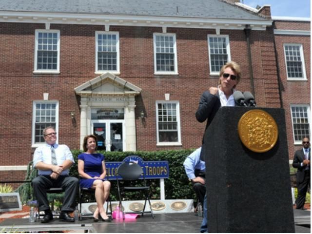 Джон Бон Джови пожертвовал миллион долларов пострадавшим от урагана "Сэнди" Джон Бон Джови пожертвовал миллион долларов пострадавшим от урагана "Сэнди"