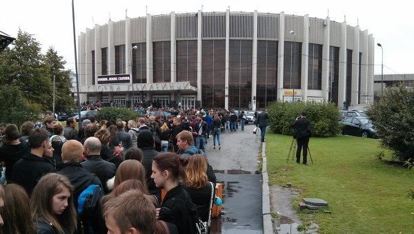 Тисячі людей прийшли попрощатися із лідером "Короля и Шута" (Фото) Тисячі людей прийшли попрощатися із лідером "Короля и Шута" (Фото)