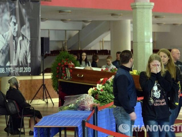 У Санкт-Петербурзі тисячі панків плакали і прощалися із Горшком (Фото) У Санкт-Петербурзі тисячі панків плакали і прощалися із Горшком (Фото)