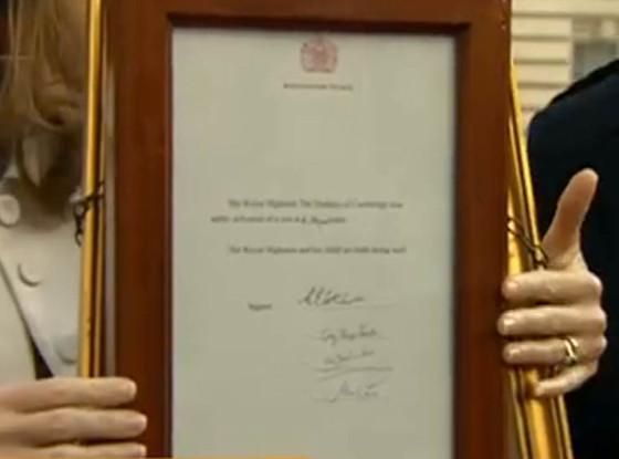 Возле Букингемского дворца выставили официальное сообщение о рождении будущего короля Возле Букингемского дворца выставили официальное сообщение о рождении будущего короля