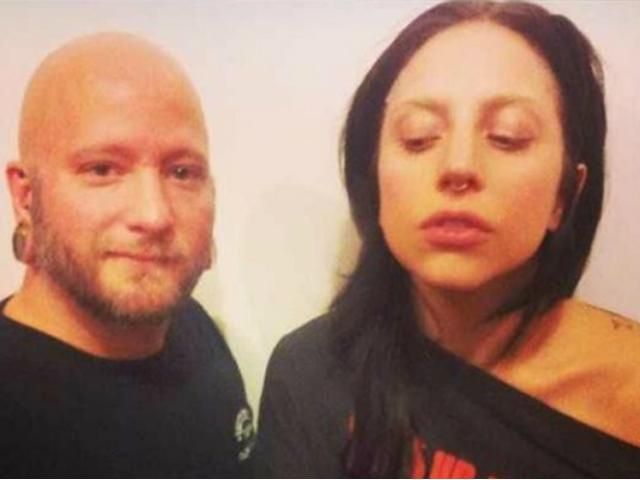 Леди Гага вставила в нос металлическое кольцо Леди Гага вставила в нос металлическое кольцо