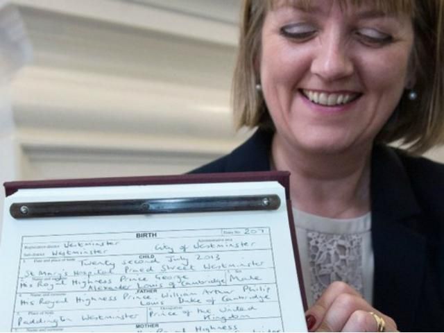 Кейт Миддлтон и принц Уильям официально зарегистрировали сына (Фото) Кейт Миддлтон и принц Уильям официально зарегистрировали сына (Фото)