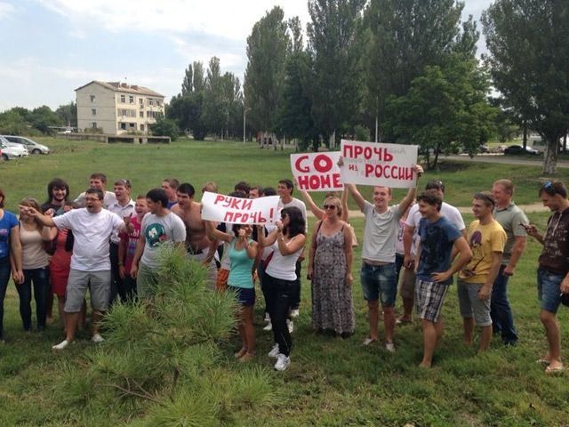 В России американских панков за флаг забросали яйцами и помидорами (Фото) В России американских панков за флаг забросали яйцами и помидорами (Фото)