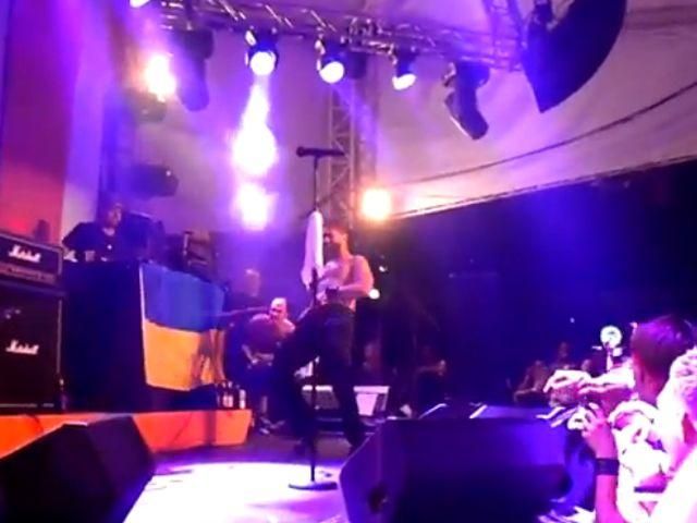 В Киеве басист Bloodhound Gang помочился на украинский флаг  (Видео)