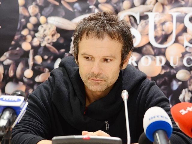 Вакарчук обізвав американців, які спаплюжили український прапор, дебілами Вакарчук обізвав американців, які спаплюжили український прапор, дебілами