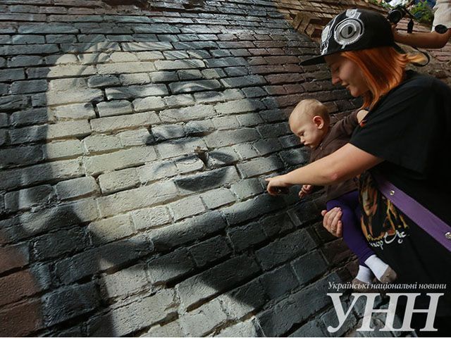 У центрі столиці відкрили стіну пам’яті Цоя У центрі столиці відкрили стіну пам’яті Цоя