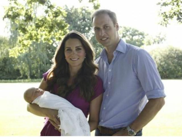 Новонароджений принц Джордж знявся у першій фотосесії (Фото) Новонароджений принц Джордж знявся у першій фотосесії (Фото)