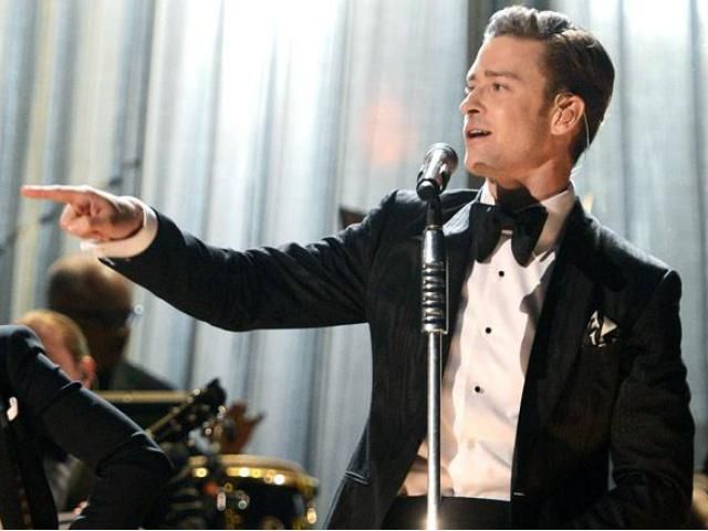 Бразилійська ведуча подарувала Тімберлейку свої сідниці (Відео) Бразилійська ведуча подарувала Тімберлейку свої сідниці (Відео)