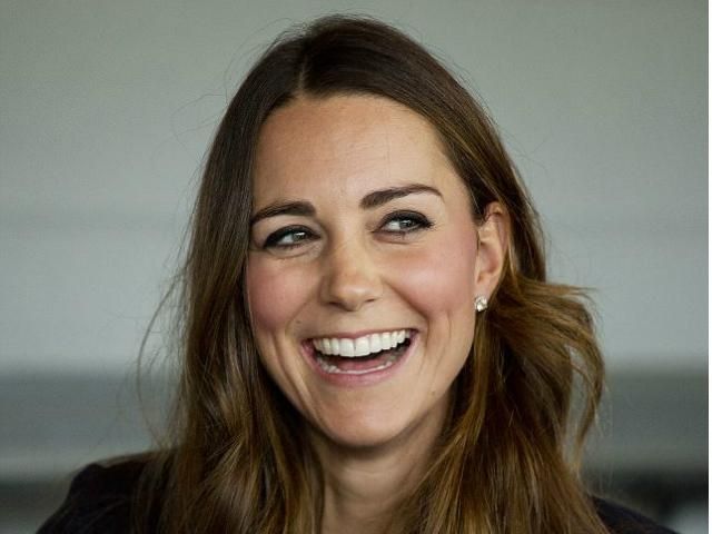 Кейт Міддлтон зіграла у волейбол на високих підборах (Фото) Кейт Міддлтон зіграла у волейбол на високих підборах (Фото)