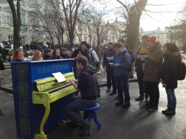 Возле львовских баррикад установили уличное пианино (Фото. Видео) Возле львовских баррикад установили уличное пианино (Фото. Видео)