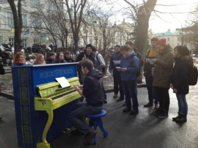 Возле львовских баррикад установили уличное пианино (Фото. Видео)