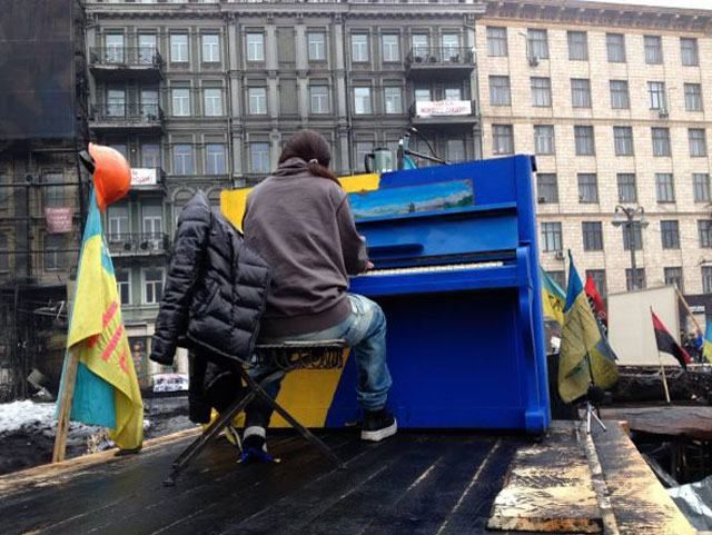 Руслана зіграла на піаніно перед кордоном силовиків (Відео)