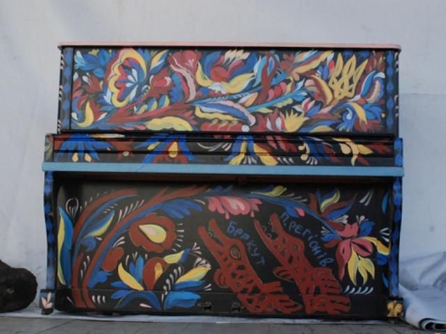 На луцькому Майдані є своє "революційне піаніно" (Фото) На луцькому Майдані є своє "революційне піаніно" (Фото)