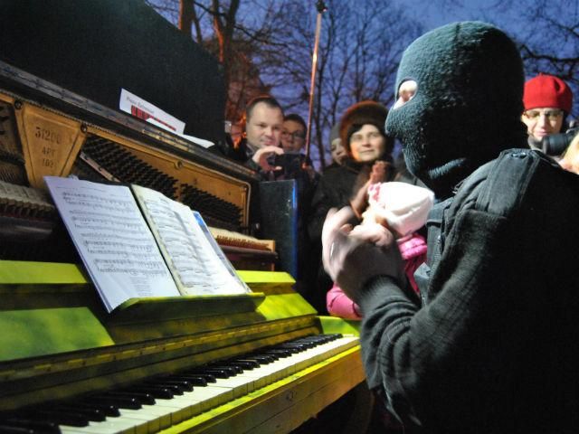 Музыкант-"экстремист" с Майдана сыграл возле Львовской ОГА (Фото. Видео)