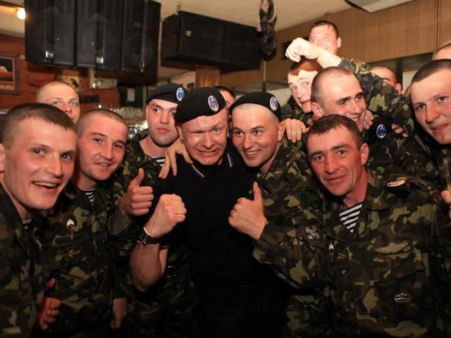 "Тартак" відіграв концерт для морських піхотинців, які захищали Крим від окупантів (Фото) "Тартак" відіграв концерт для морських піхотинців, які захищали Крим від окупантів (Фото)