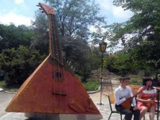 Русификация Крыма продолжается: в Севастополе установили памятник балалайке Русификация Крыма продолжается: в Севастополе установили памятник балалайке