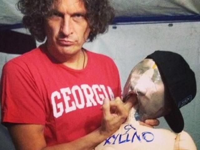 Кузьма спел хит про Путина и назвал его "резиновой свиньей" Кузьма спел хит про Путина и назвал его "резиновой свиньей"