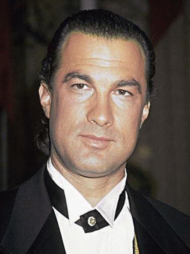 Стівен Сігал заспіває гімн терористичної "ДНР" у Севастополі Стівен Сігал заспіває гімн терористичної "ДНР" у Севастополі