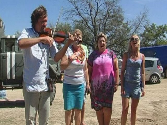 Херсонці підтримують військових на кордоні концертами Херсонці підтримують військових на кордоні концертами