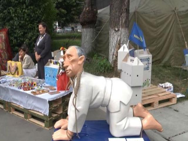 На фестивале "УКРОП" художники и общественные активисты собирают деньги для АТО На фестивале "УКРОП" художники и общественные активисты собирают деньги для АТО