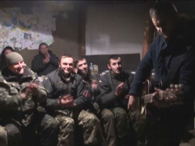 Гурт "С.К.А.Й." влаштував для військових міні-концерт Гурт "С.К.А.Й." влаштував для військових міні-концерт