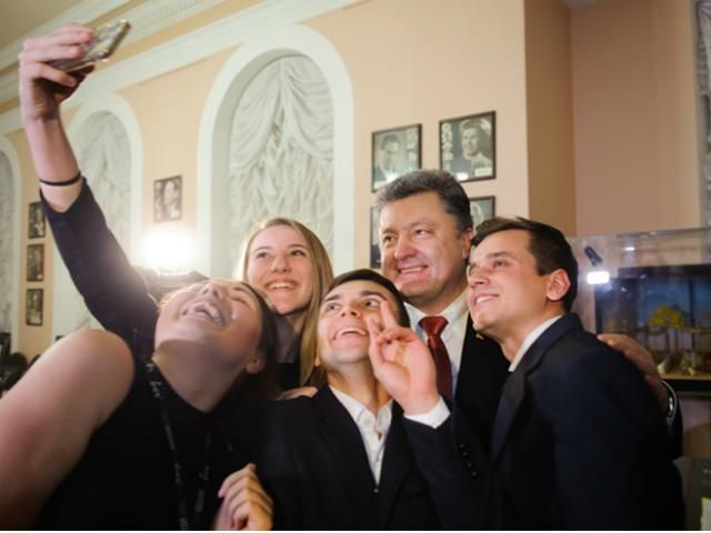 Порошенко, Луценко и Ложкин слушали благотворительный концерт Вакарчука (Фото) Порошенко, Луценко и Ложкин слушали благотворительный концерт Вакарчука (Фото)