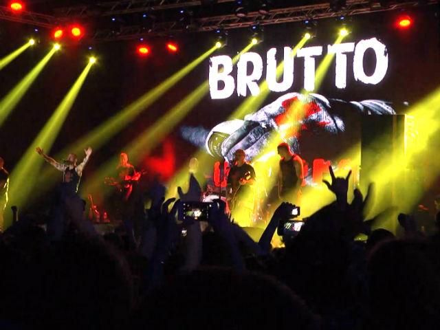 В Киеве BRUTTO сыграли концерт. Перед началом собралась полукилометровая очередь фанатов