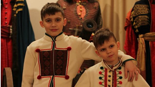 Скрипка показал своих сыновей в национальном костюме