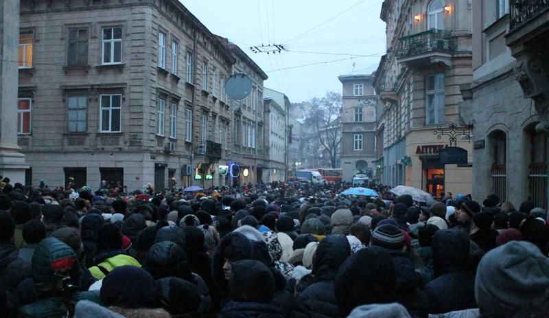 У Львові тисячі людей прийшли попрощатись з Кузьмою "Скрябіним" 