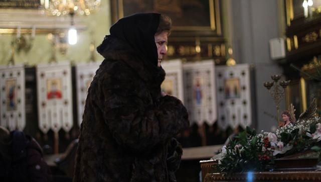 Маму Кузьмы "Скрябина" поразила поддержка украинцев в ночь прощания с певцом
