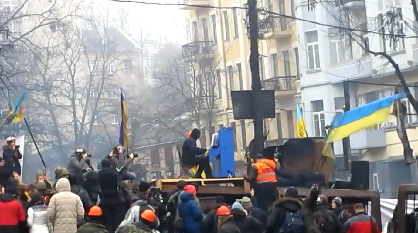 Пианист-экстремист сыграл для Небесной сотни Пианист-экстремист сыграл для Небесной сотни