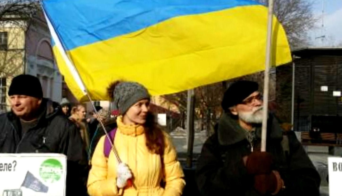 День у фото. Українські полонені їдуть на обмін, антивоєнний мітинг у Москві