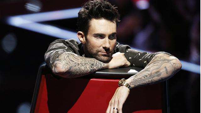 На лидера "Maroon 5" набросилась фанатка прямо на сцене
