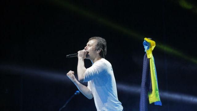 Скандал на концерте ОЭ: у зрителей отбирали украинские флаги