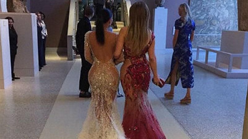 Лопес и Кардашян выясняли, у кого красивее ягодицы (18+) Лопес и Кардашян выясняли, у кого красивее ягодицы (18+)