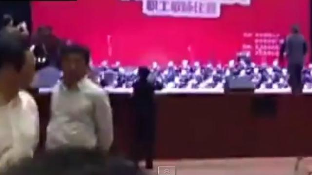 В Китае целый хор провалился под пол