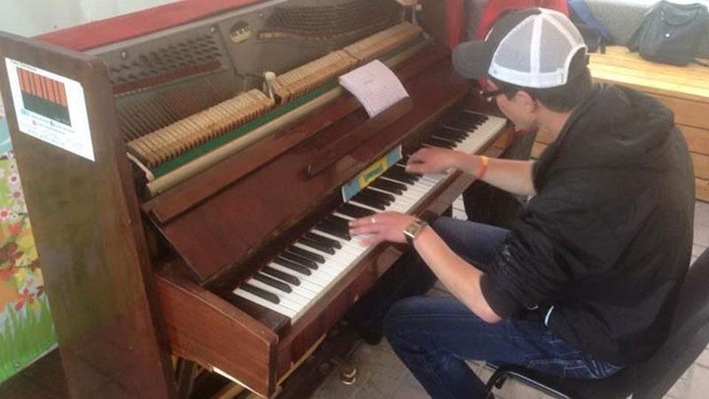 Фестивальне піаніно у центрі Києва встигнули знищити за добу 