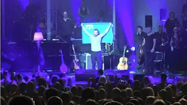 Вакарчук поднял крымскотатарский флаг на концерте