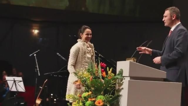 Жена Кличко поразила немцев украинской песней Жена Кличко поразила немцев украинской песней