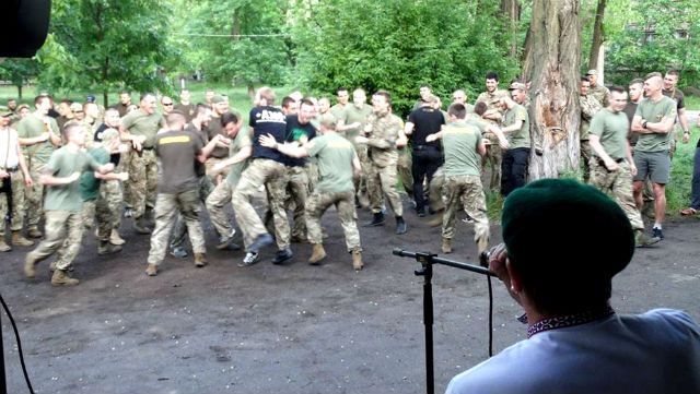 "Азовці" поштовхались на концерті Положинського "Азовці" поштовхались на концерті Положинського