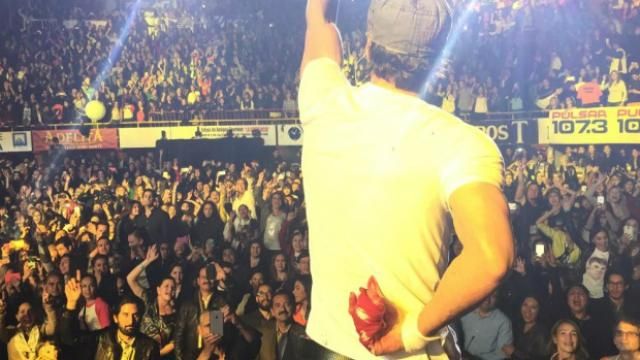 Енріке Іглесіасу ледь не відрубало пальці на концерті Енріке Іглесіасу ледь не відрубало пальці на концерті