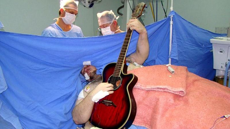 Бразилец сыграл песню The Beatles во время операции на головном мозге