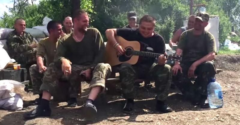 Украинские защитники в перерыве между боями играют песни Скрябина