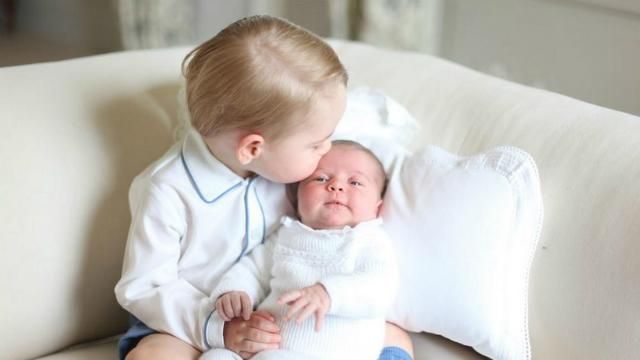 Королевская семья показала трогательные фото маленького принца и принцессы