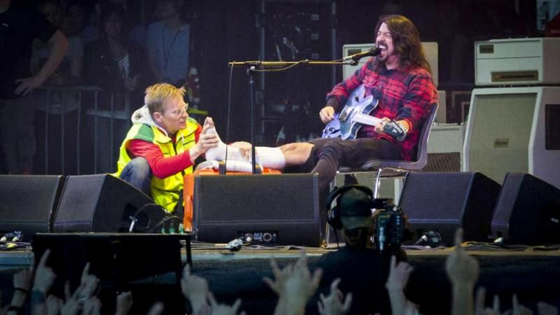 Лідер Foo Fighters зламав під час концерту ногу, однак дограв концерт до кінця Лідер Foo Fighters зламав під час концерту ногу, однак дограв концерт до кінця