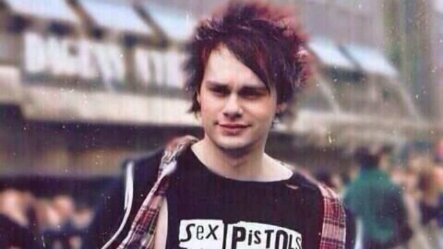 Гитарист рок-группы загорелся прямо во время концерта Гитарист рок-группы загорелся прямо во время концерта