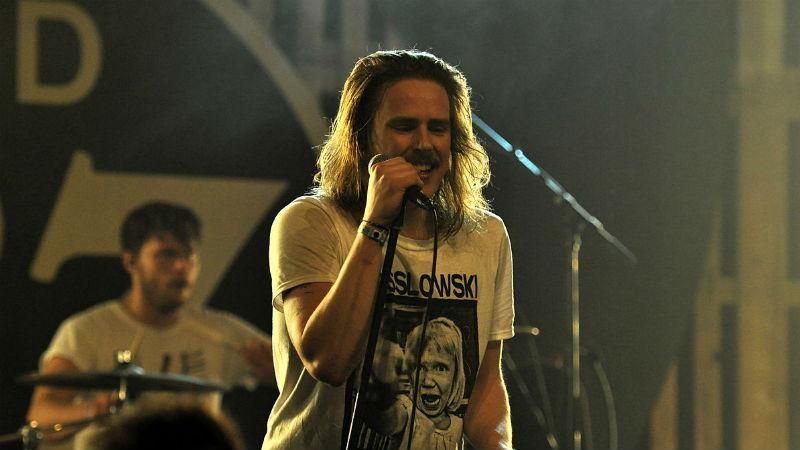 Майстерність рок-виконавця: впіймав келих пива стоячи на плечах фанатів Майстерність рок-виконавця: впіймав келих пива стоячи на плечах фанатів