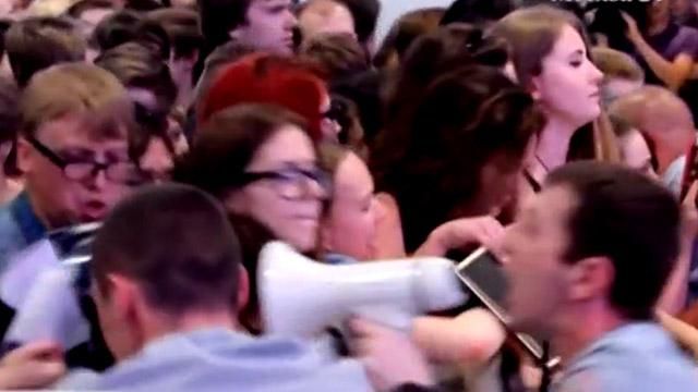 Росіяни влаштували масову бійку через лідера гурту Rammstein Росіяни влаштували масову бійку через лідера гурту Rammstein