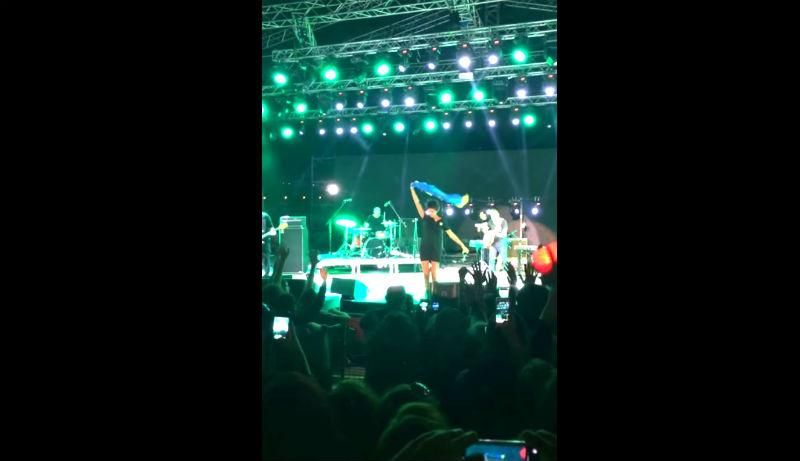 Земфіра відіграла концерт з українським стягом Земфіра відіграла концерт з українським стягом